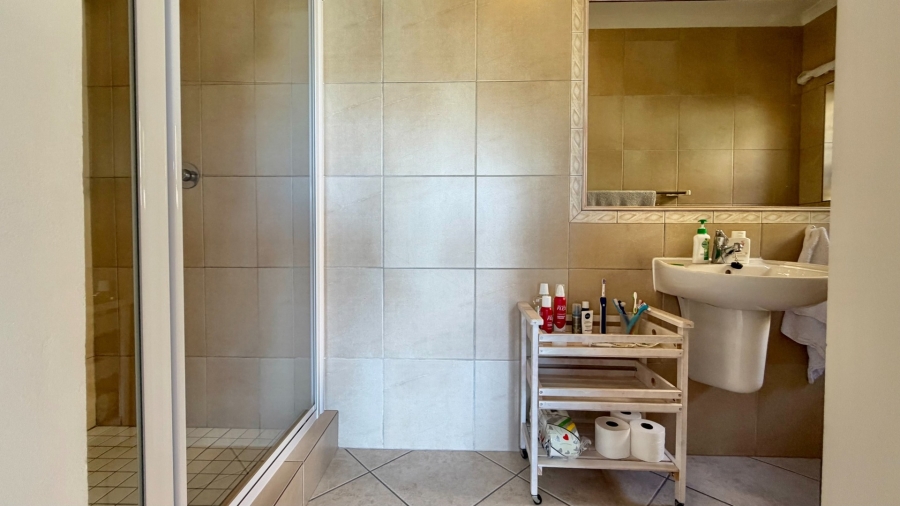 5 Bedroom Property for Sale in Mountainside Western Cape